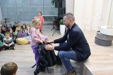 Wieluń: Biblioteka Miejska zaprosiła dzieci na spotkanie z fotografem Piotrem Pabisiakiem